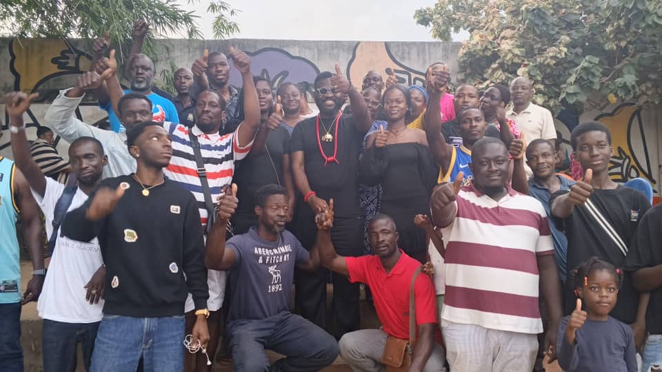 Kpassy Richmond Granger entouré d’habitants lors d’une rencontre à Dabou